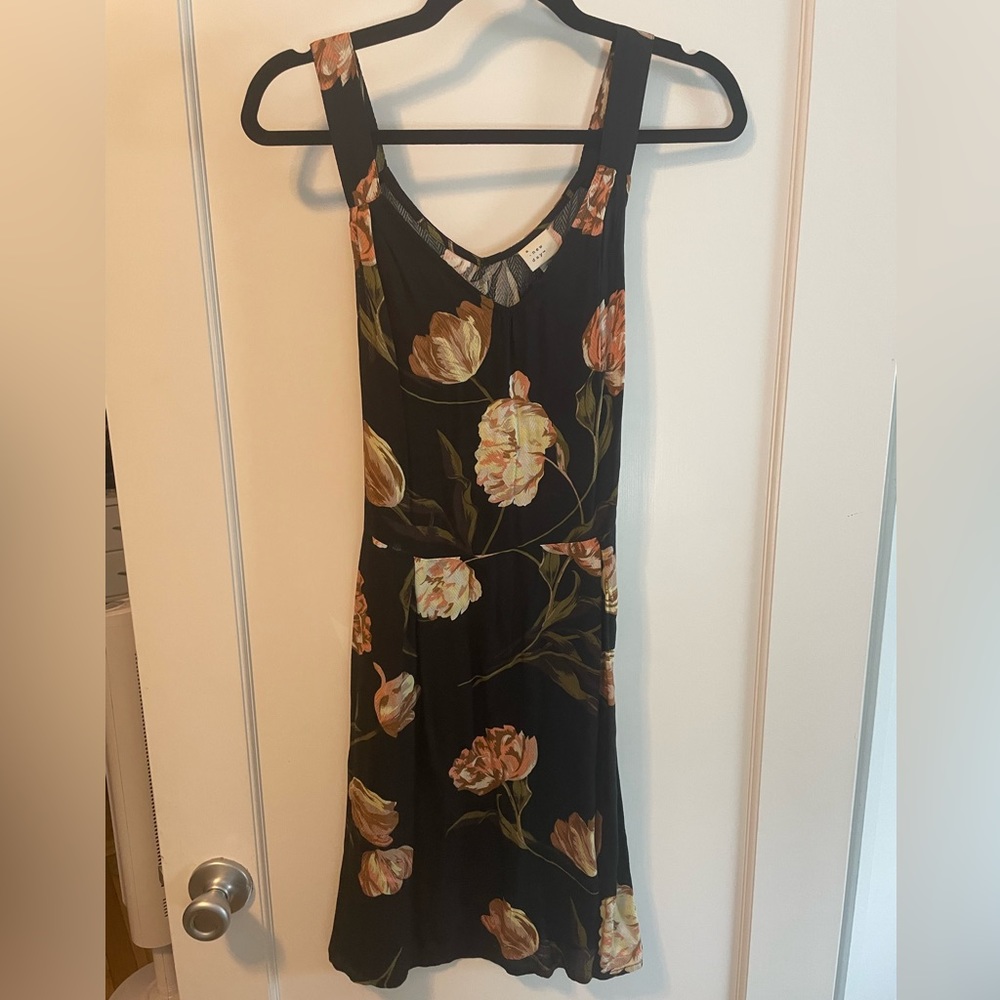 Women’s dress, size xs. Removable tie belt.